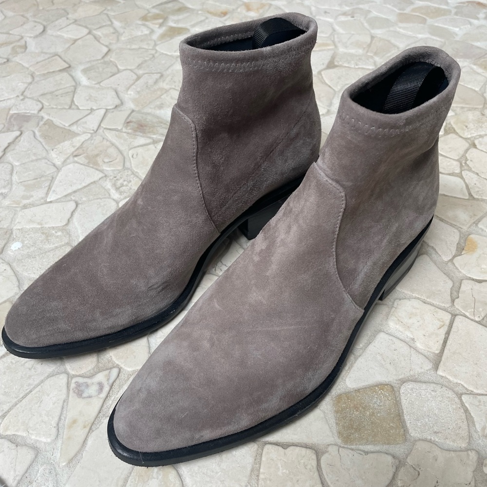 Alexander Wang size 38 worn 2 times. Very comfortable suede bootie